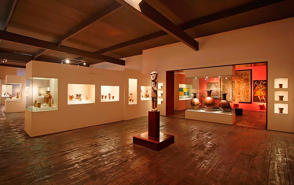 Muestra y vestigios de distintas culturas precolombinas expuestas en las galerías del Museo larco en Lima