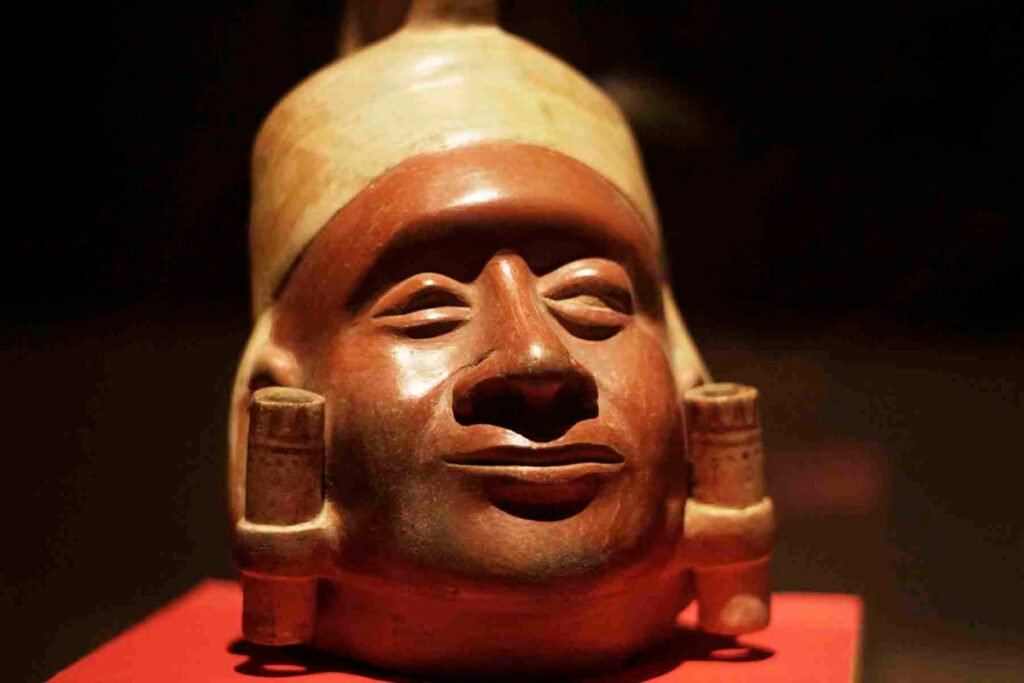 Huaco retrato con expresión feliz
