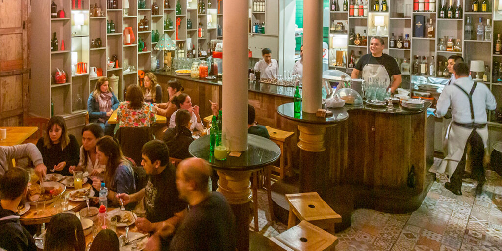Disfruta de las mejores bebidas y platillos peruanos en Isolina Taberna Peruana, ubicada en el distrito de Barranco, Lima