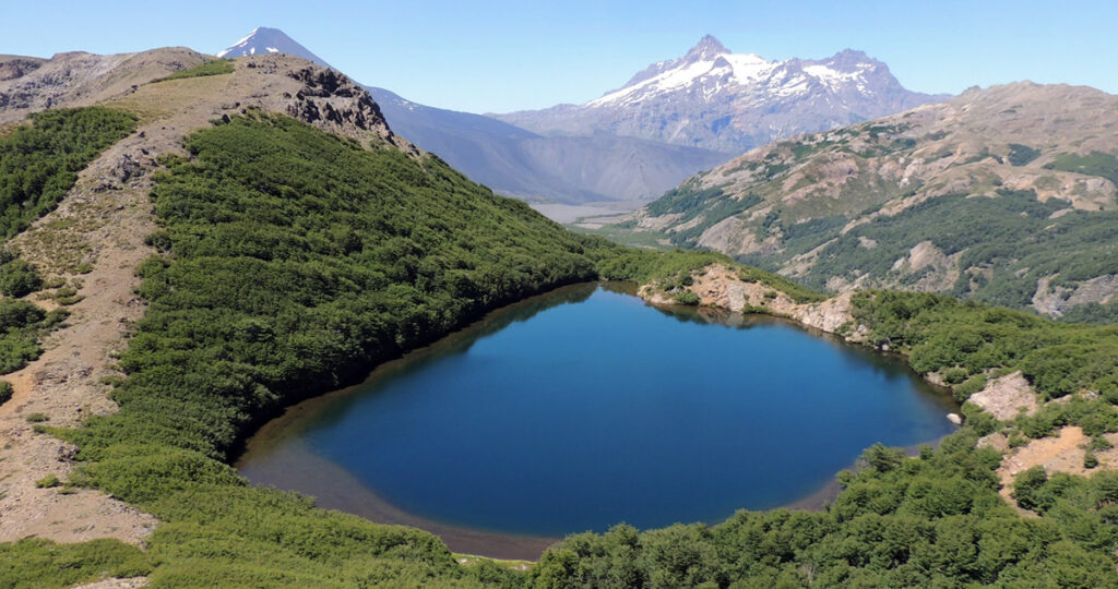 Vista panorámica de la Laguna de los Cóndores rodeada de montañas y bosque nublado en la región Amazonas, Perú