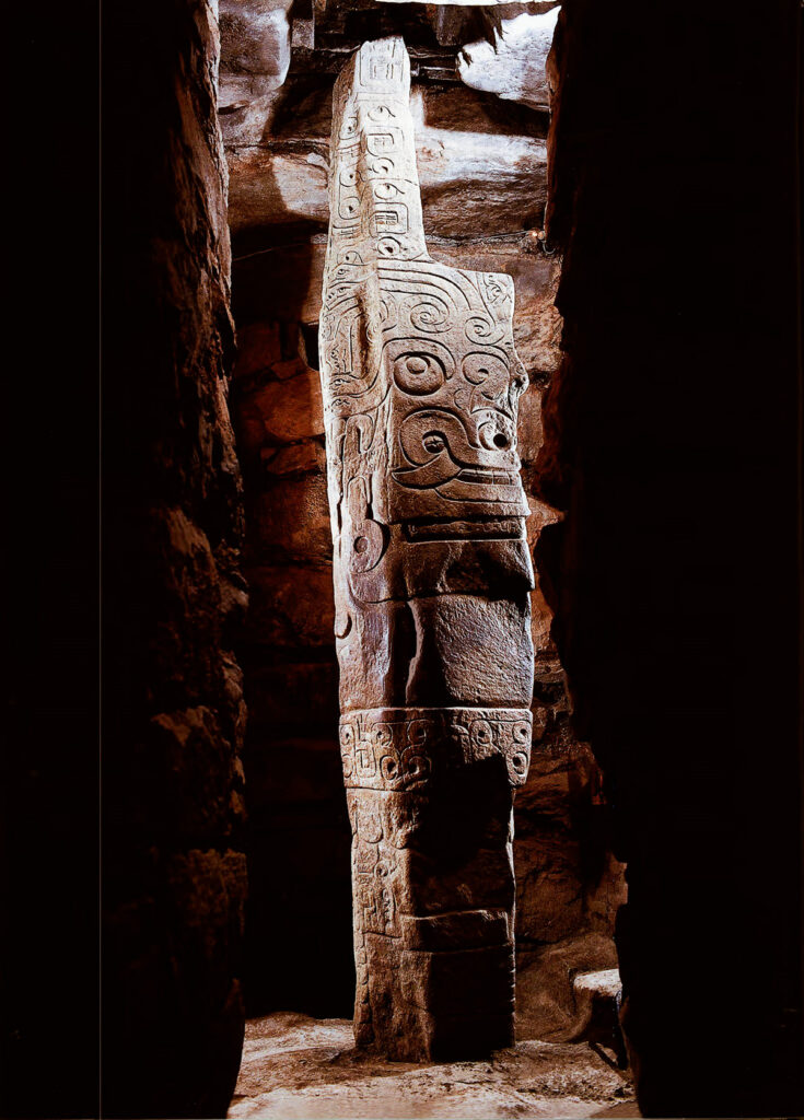 Lanzón monolítico de la cultura chavín