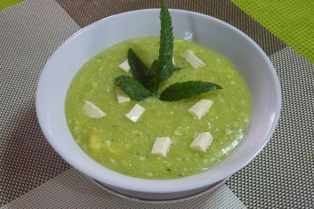 Plato de lawa de maíz servido en un pocillo, con textura espesa y acompañado de queso fresco, una sopa tradicional de semana santa en Cusco