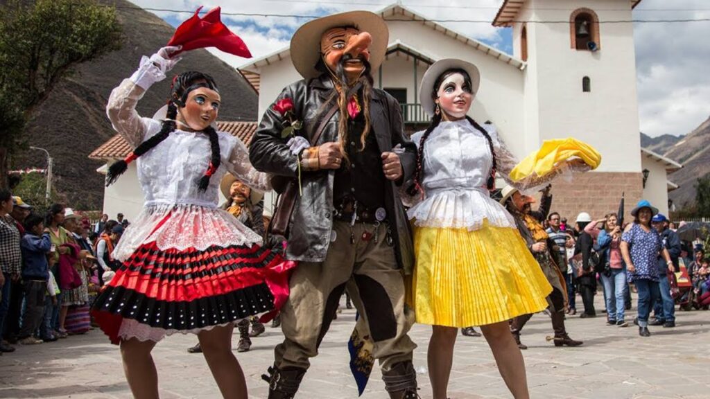 Majeños danzando durante las fiestas patronales de Cusco
