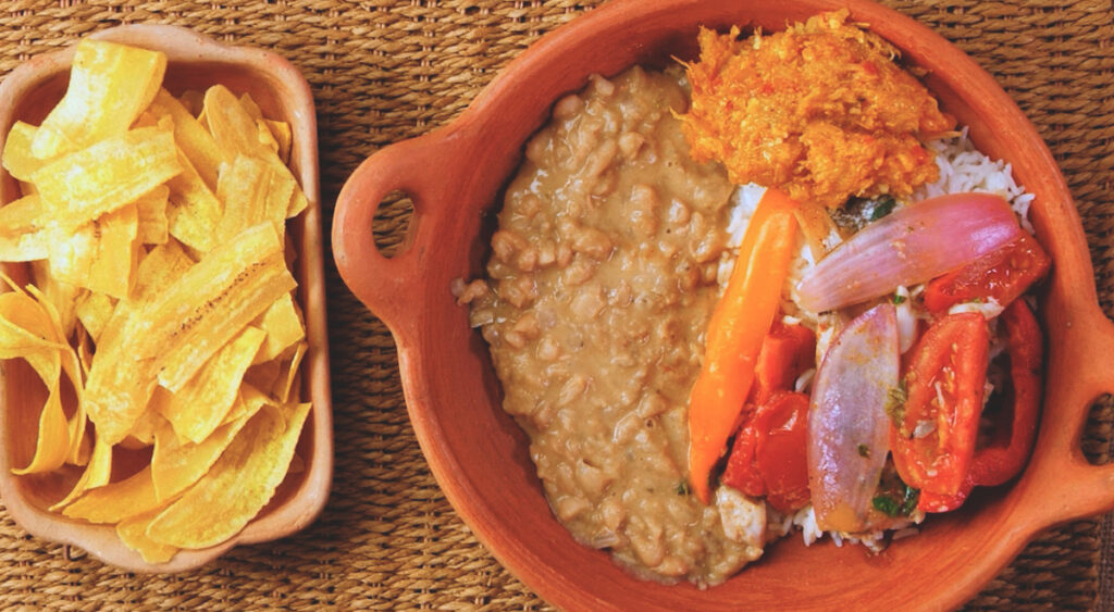 Plato de Malarrabia servido con arroz, guiso de pescado y chifles, una receta típica de la gastronomía piurana durante la semana santa