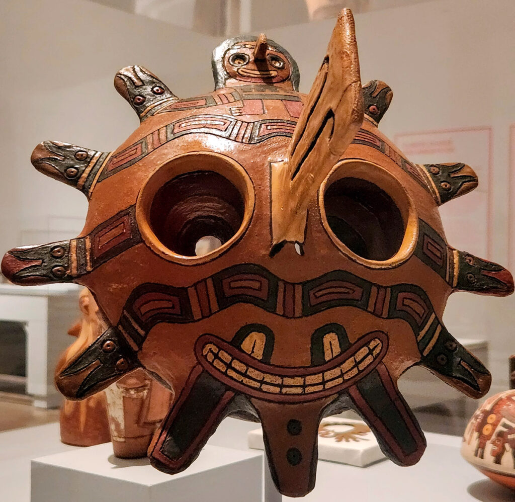 Inmensos ojos en una máscara funeraria de la cultura paracas