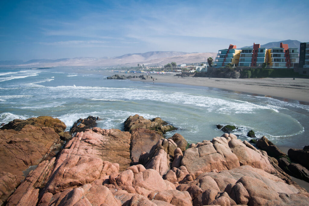 Vista de las playas de mejía entre elevaciones montañosas y roquedales