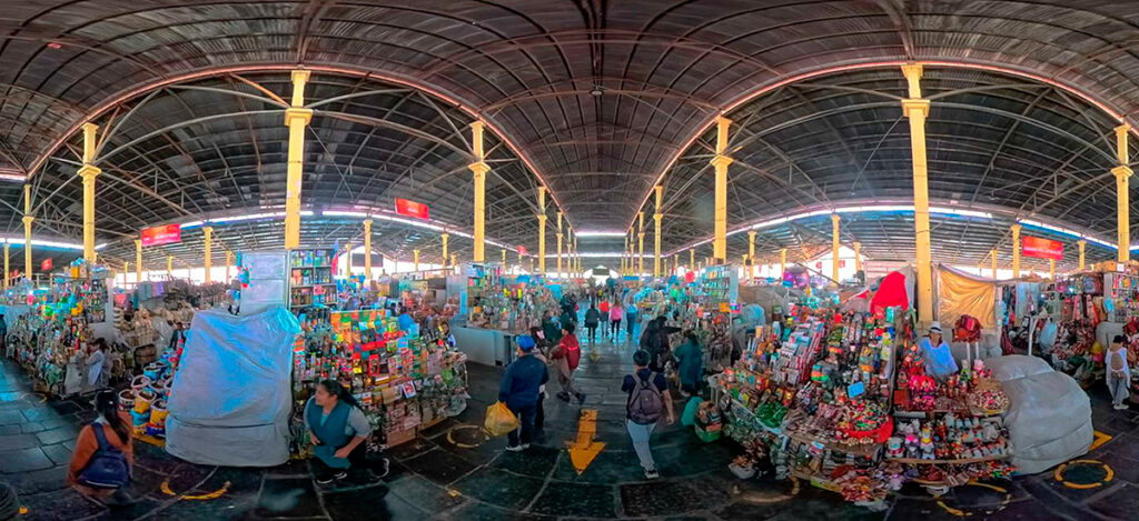 Fotografía panorámica del mercado san pedro en el centro de la ciudad del Cusco, Perú