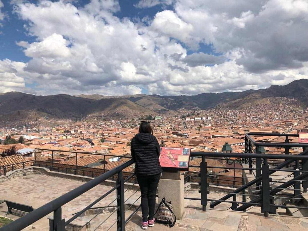 La vista del Mirador de San Blas proporciona una vista única a la ciudad de cusco, rodeada de montañas