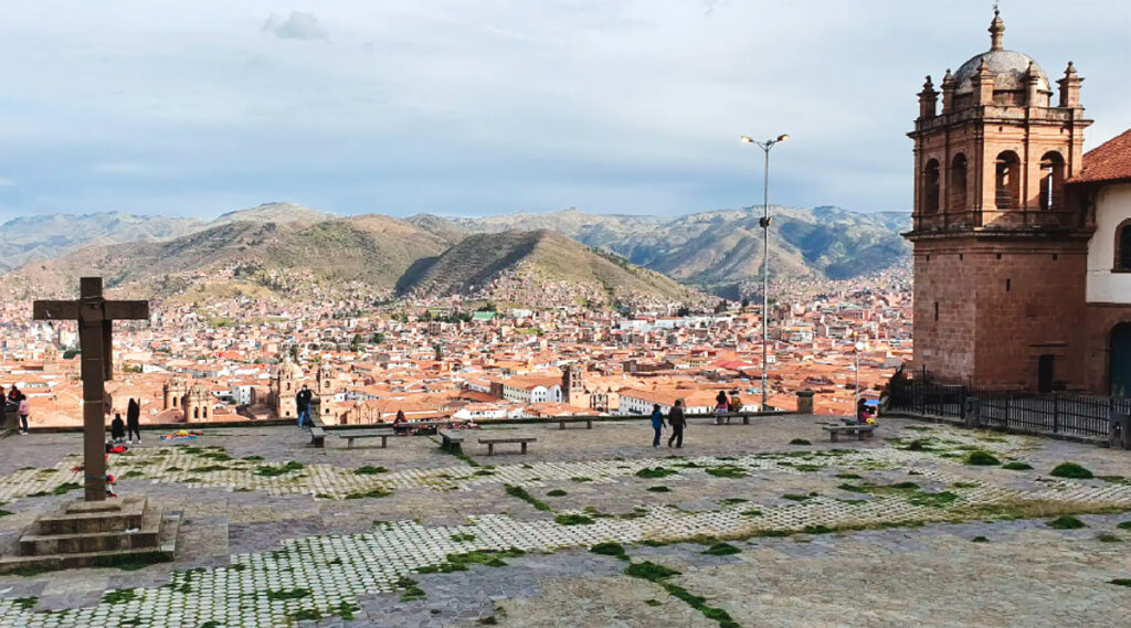 Mirador de San Cristóbal con vista a la ciudad de cusco