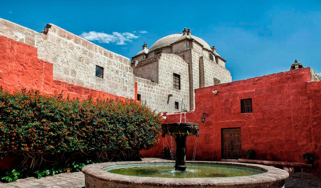 Vibrantes colores de los muros del Montasterio de Santa Catalina en la ciudad de Arequipa, Perú