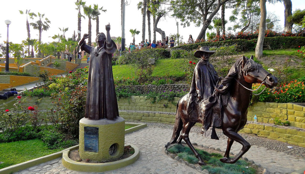 El monumento dedicado a la gran Chabuca Granda, voz del Perú, en el distrito de Barranco, Lima