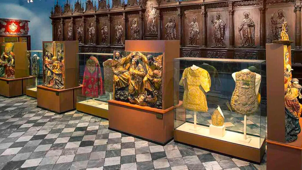 Exposición de piezas litúrgicas y atuendos religiosos en el Museo de Arte Religioso de Lima 