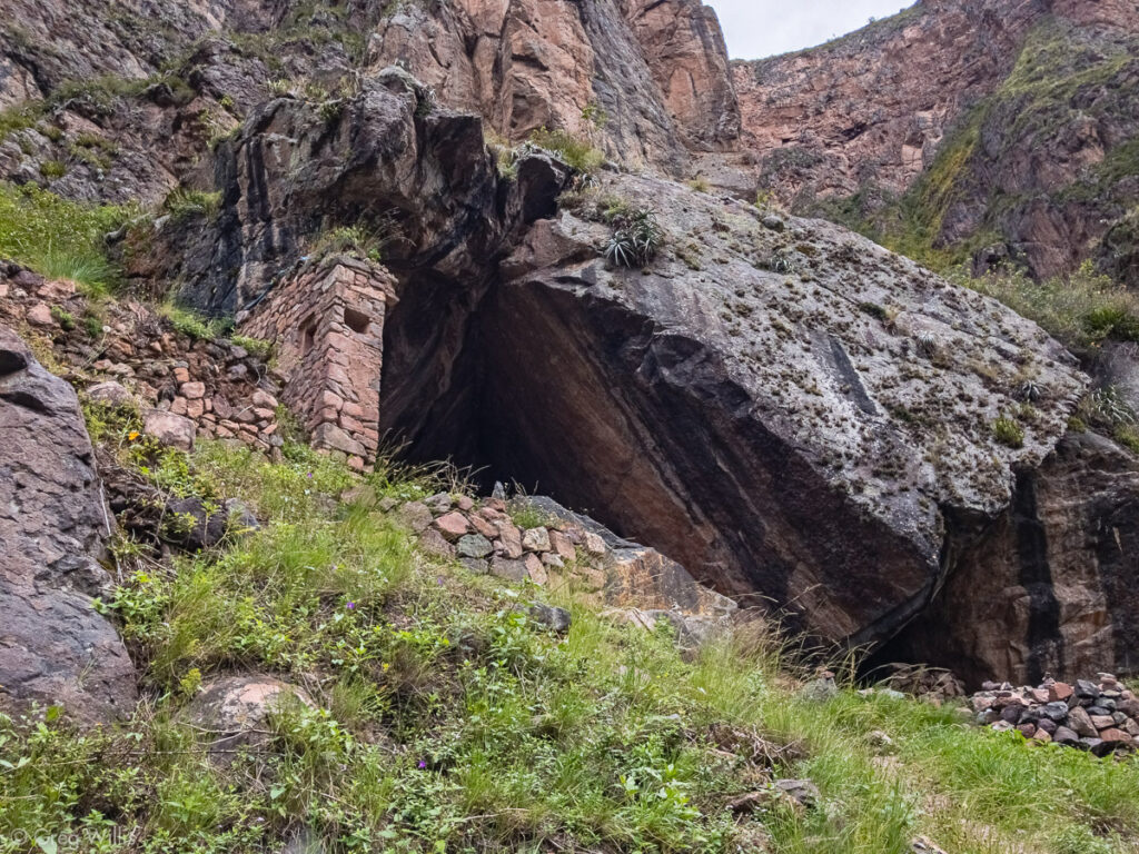 Vista exterior del santuario Ñaupa Iglesia, en Ollantaytambo, Cusco
