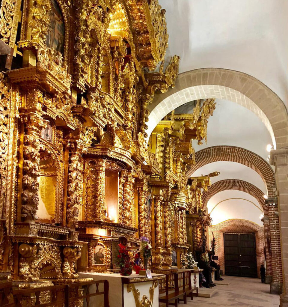 Retablos revestidos con pan de oro en la catedral de huamanga, región de ayacucho