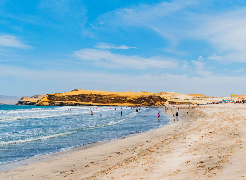 Visita la playa yumaque en la reserva nacional de paracas