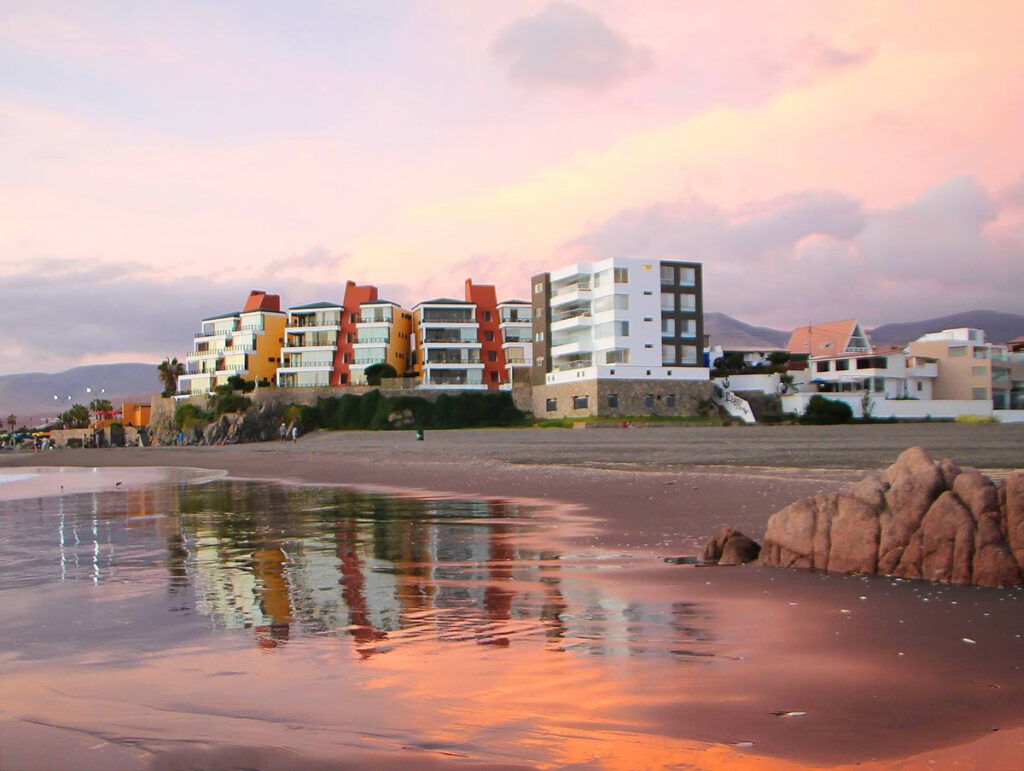 Atardecer en las playas de mejía en la región de Arequipa