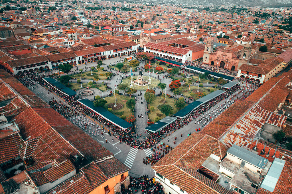 Plaza mayor de huamanga, capital de la región de Ayacucho, donde es posible visualizar la catedral de ayacucho