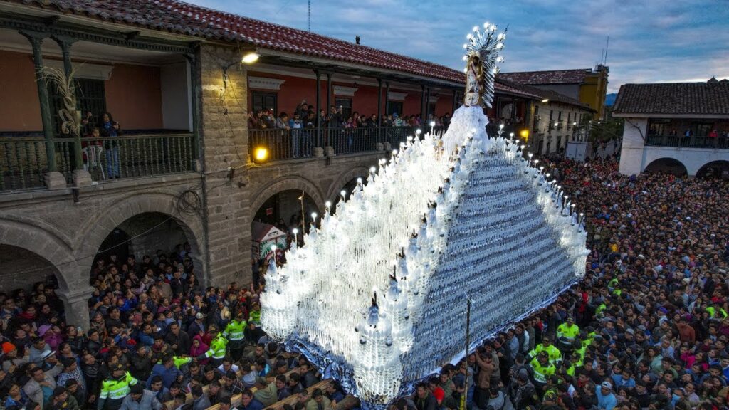 Procesión del Cristo resucitado en la ciudad de Ayacucho, Perú