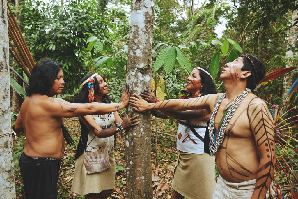Miembros del pueblo Harakbut participando en un rito de comunión con la naturaleza
