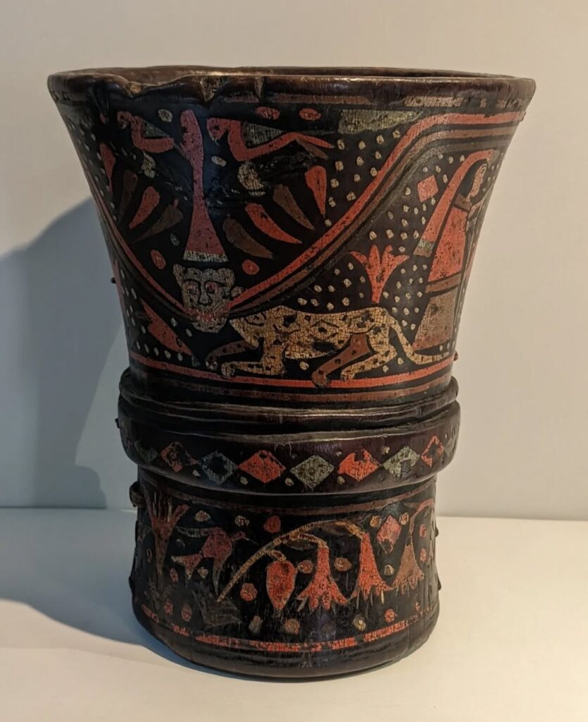 Diseños de flores y animales presentes en un quero de la época colonial