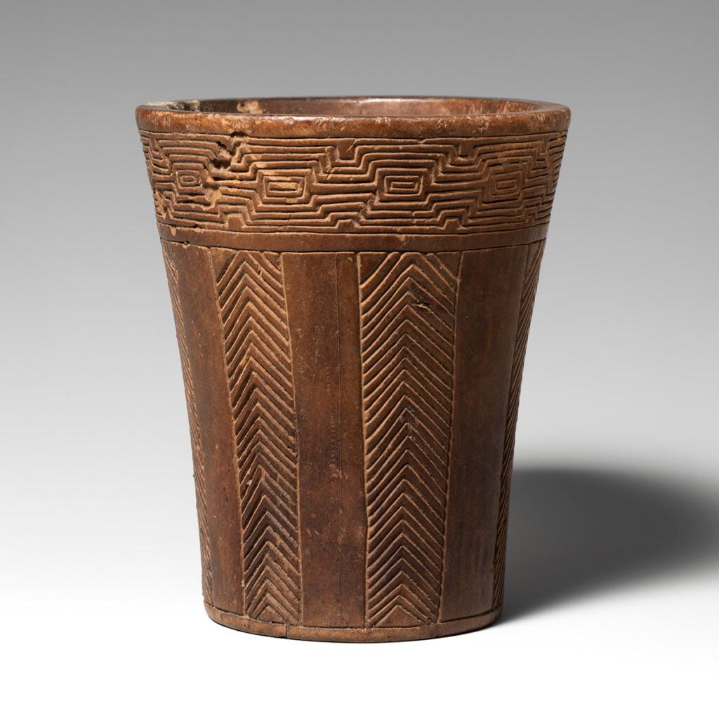Patrones geométricos y lineales presentes en un quero Inca