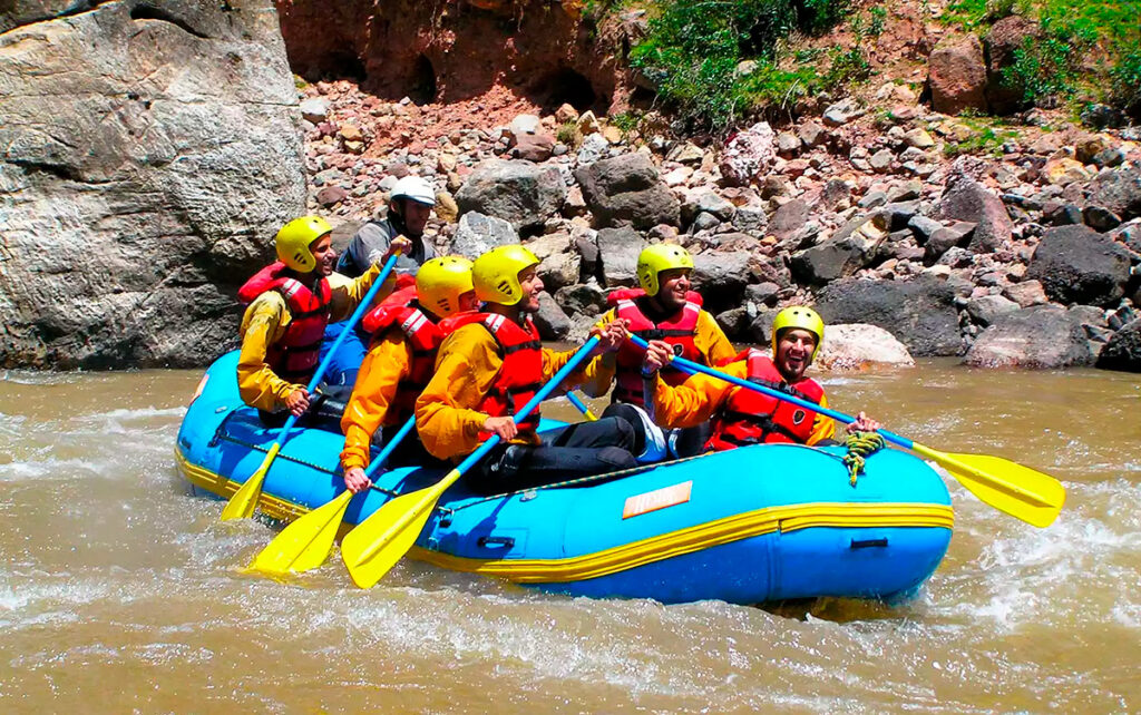 Grupo de aventureros practicando rafting en las aguas rápidas del río Apurímac en Perú
