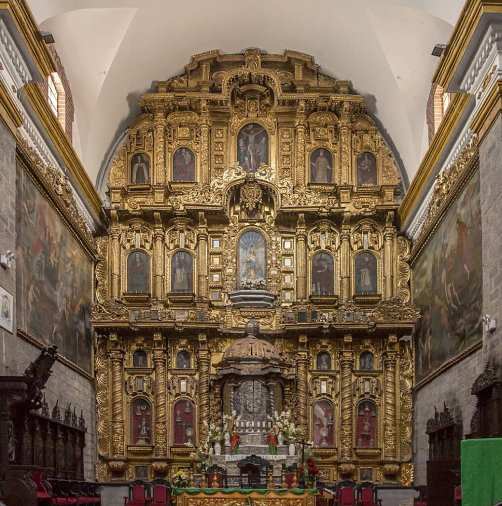 Imponente retablo de estilo churrigueresco, en la catedral de ayacucho 