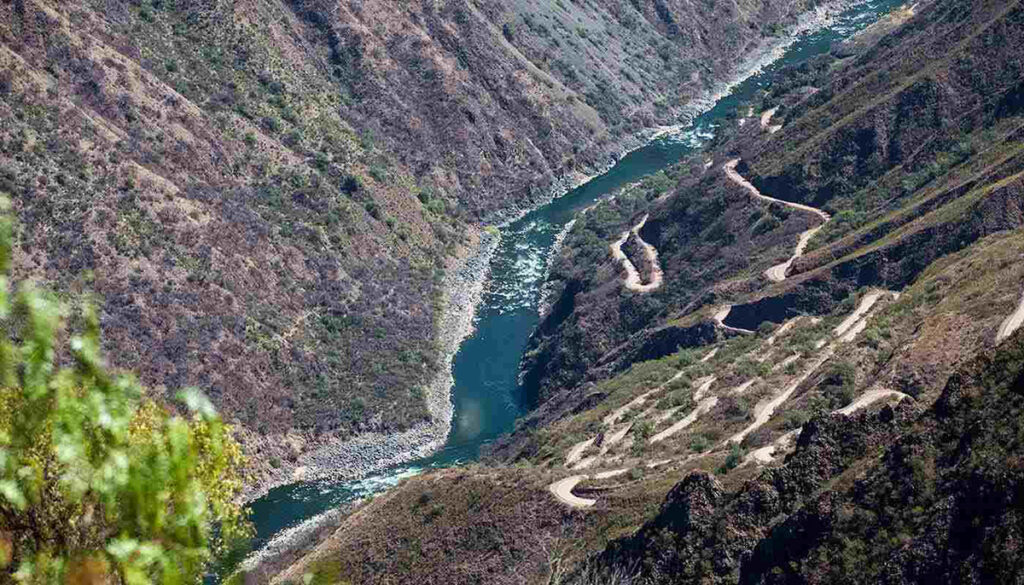 Cauce del río apurímac cruzando el profundo cañón del apurímac