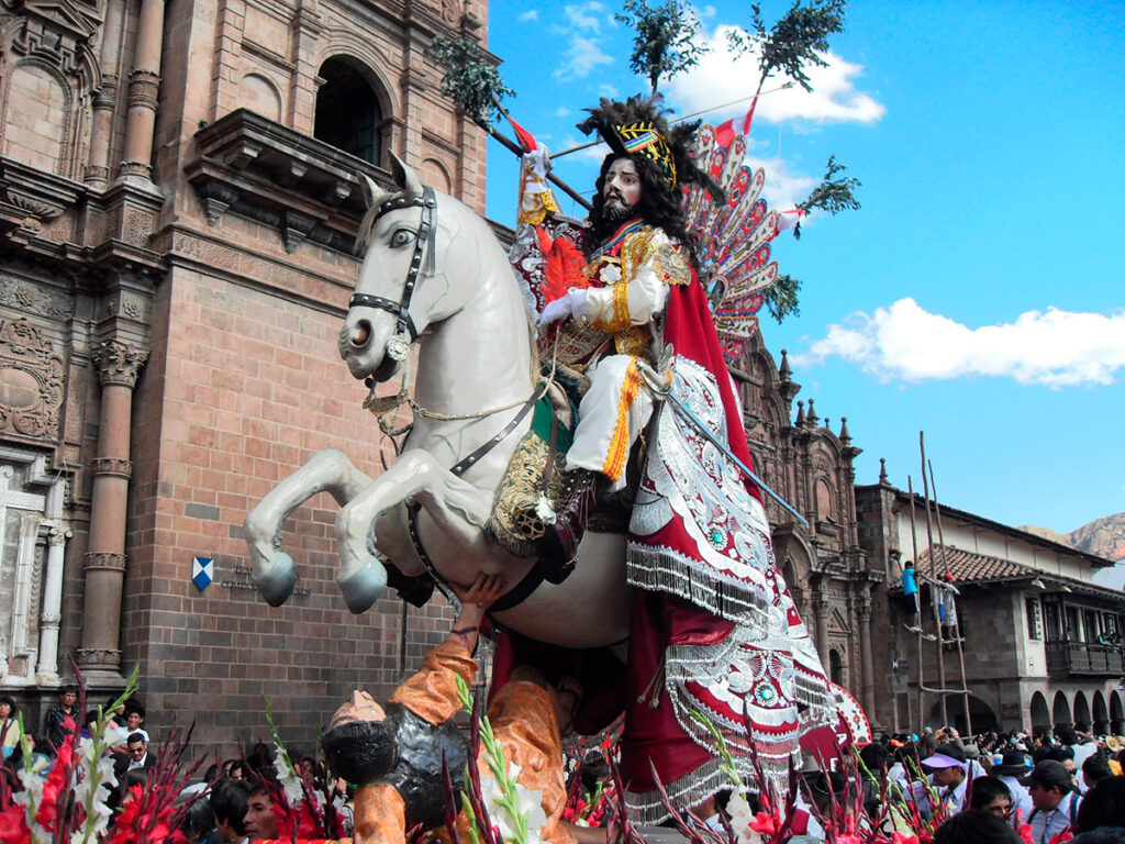 Estatua del apóstol Santiago siendo llevada en andas durante la procesión del corpus christi, festividad del cusco, Perú