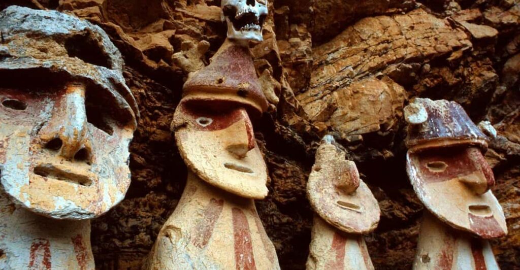 Close up de los sarcófagos de Karajía, mostrando los rostros