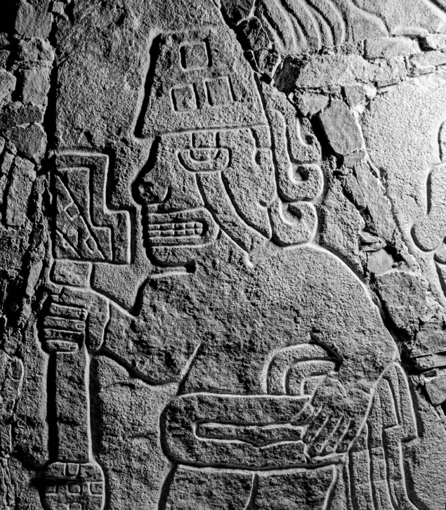 trazos en muros de la cultura sechín