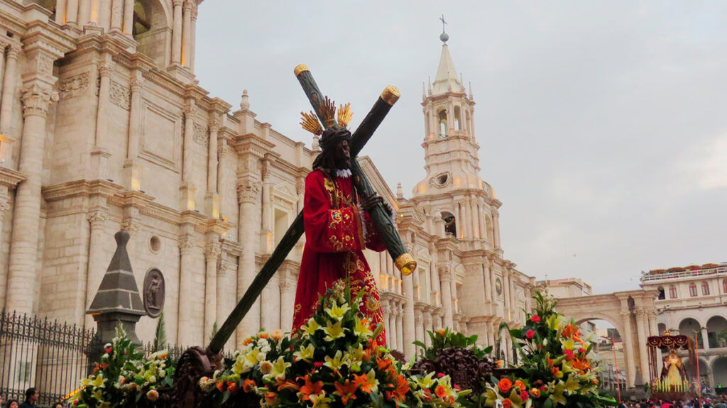 Vista de la catedral de Arequipa con la imagen de uno de los santos que serán llevados en andas duranta las procesiones características de dicha celebración