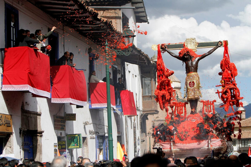 Señor de los temblores siendo llevado en andas en la procesión homónima, en la ciudad del cusco, durante las festividades de semana santa