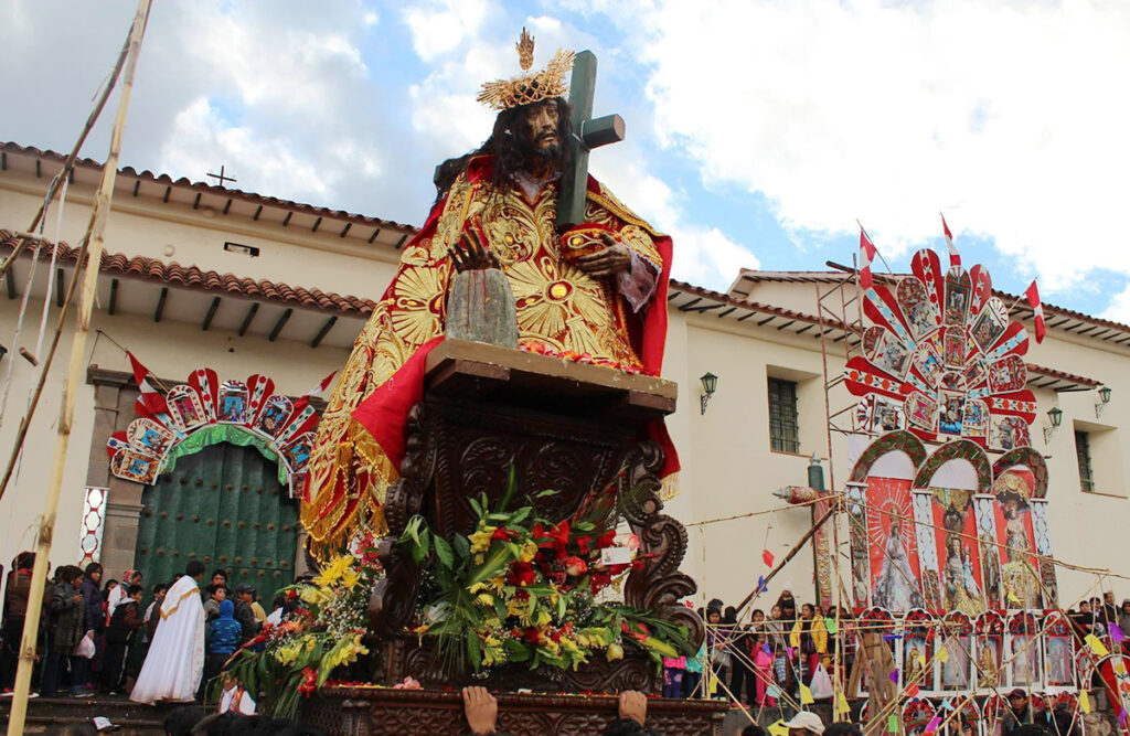 Fiesta patronal en honor al Señor de Los Cabildos, en la región de Cusco, Perú