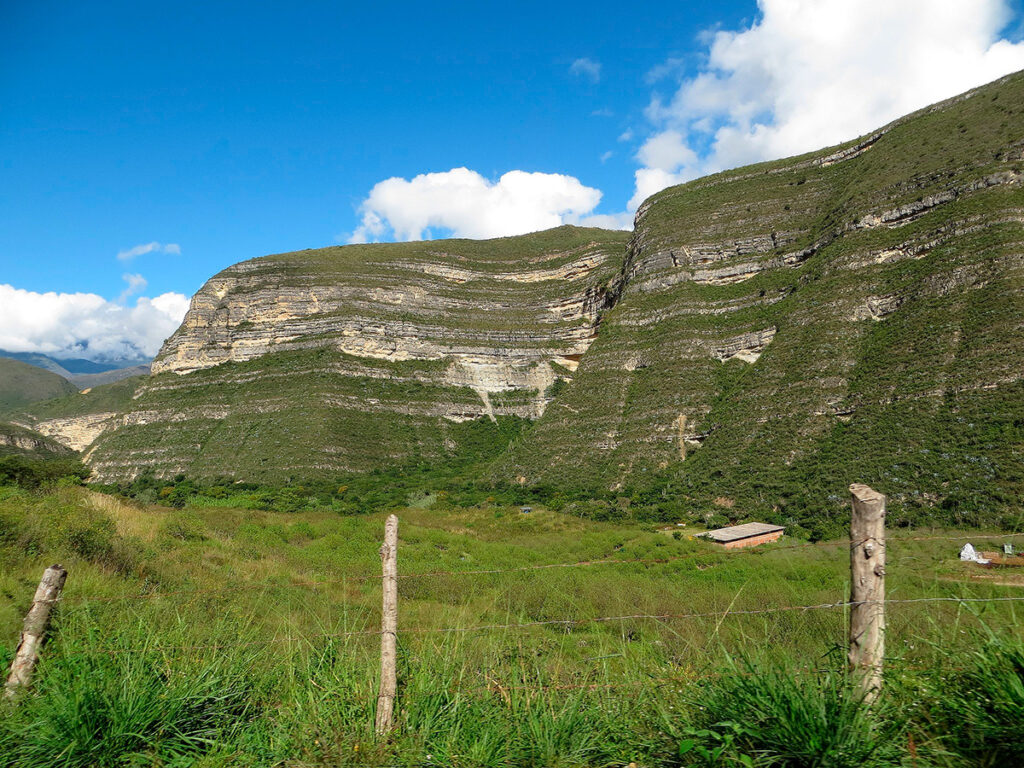 Paisajes del valle del Río Utcubamba, en el camino hacia los sarcófagos de Karajía