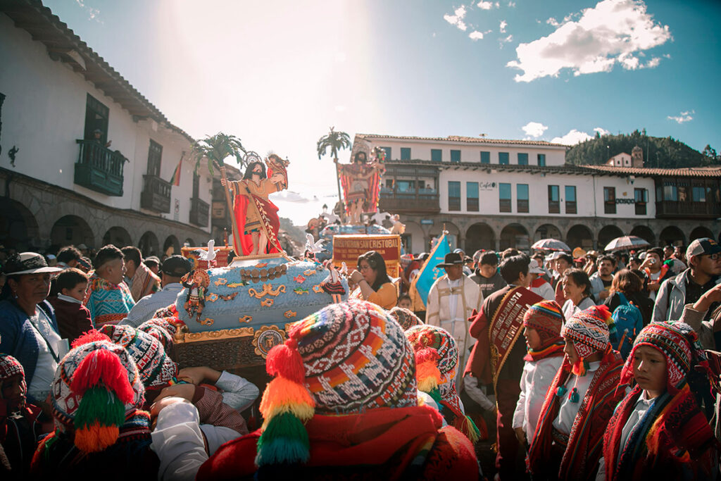 Personas llevan santos en andas durante la Festividad de corpus christi en la plaza de armas del Cusco