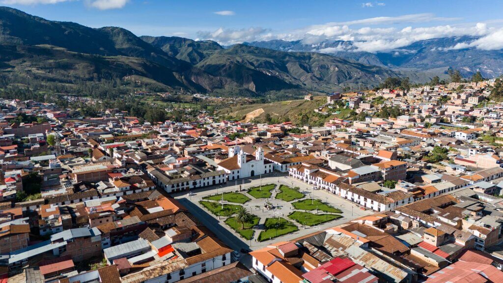 Vista aérea de Chachapoyas con su Plaza de Armas en primer plano y las montañas andinas al fondo