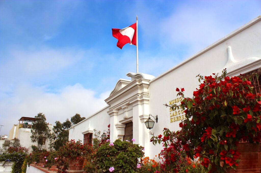 Museo Peruano, un santuario de historia peruana, cerámicas mochicas, textiles paracas y restos arqueológicos de otras culturas precolombinas