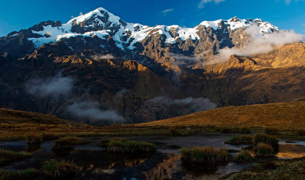 Paisajes del Abra Málaga, con picos nevados al fondo y al rededor, la compleja orografía de los andes peruanos