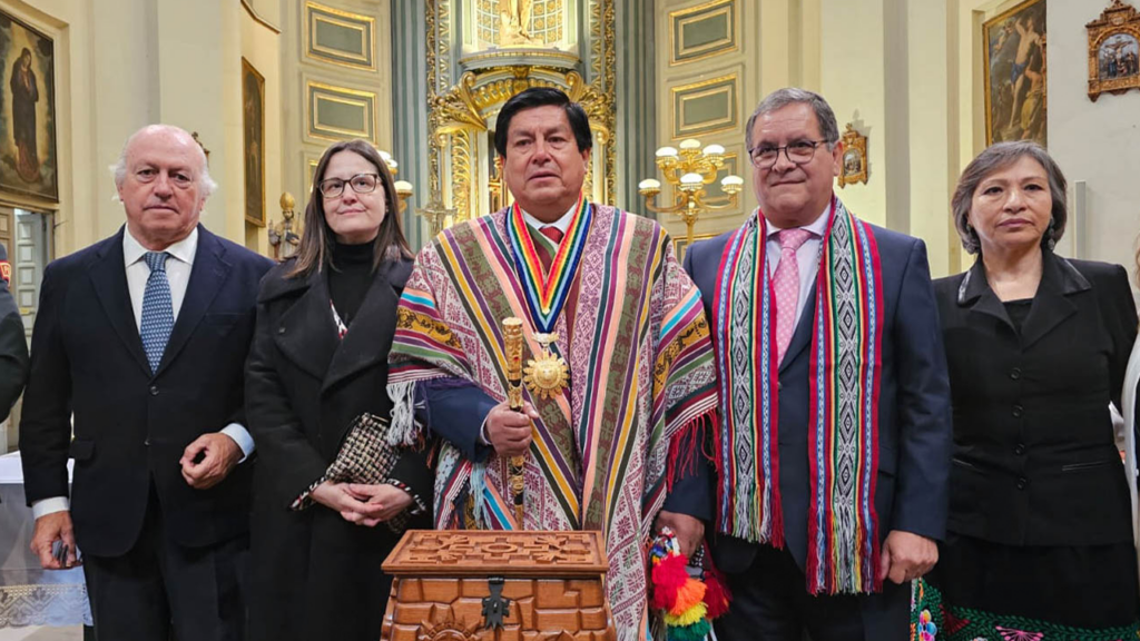 Alcalde del cusco y su comitiva, posan en una fotografía junto a los restos simbólicos de Fernando Túpac Amaru