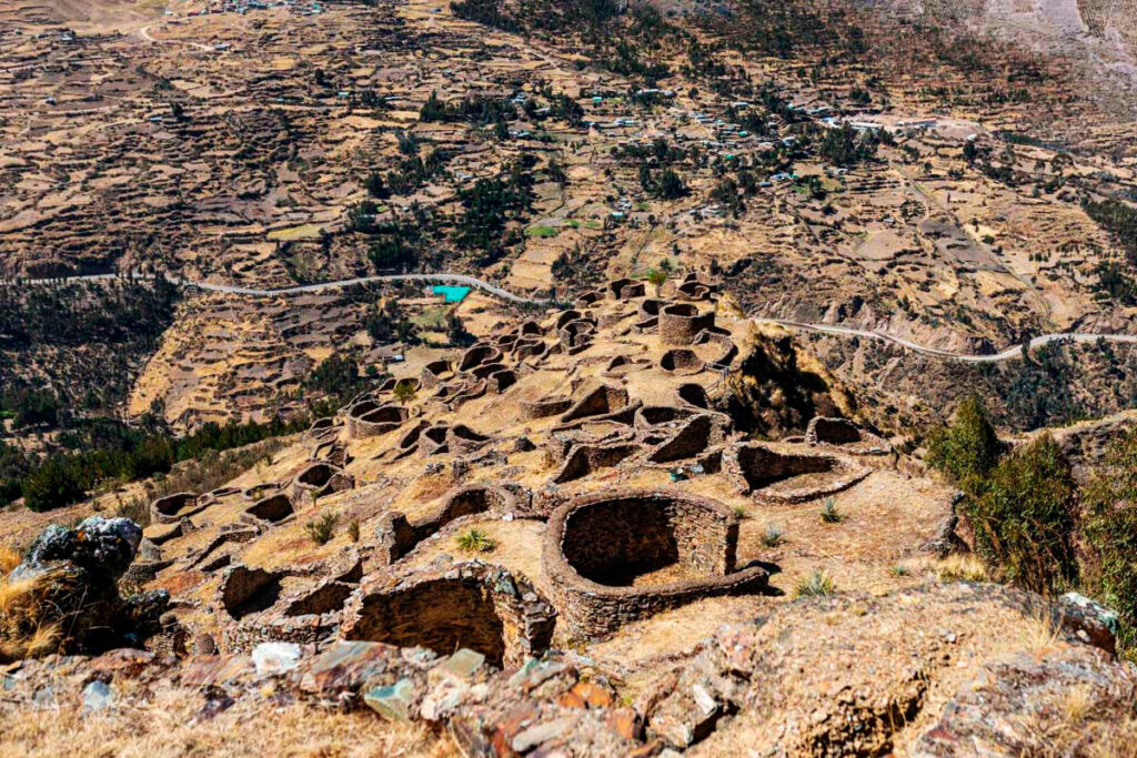 Qolqas de Anqasmarca, cerca a las localidades de Calca y el Valle de Lares