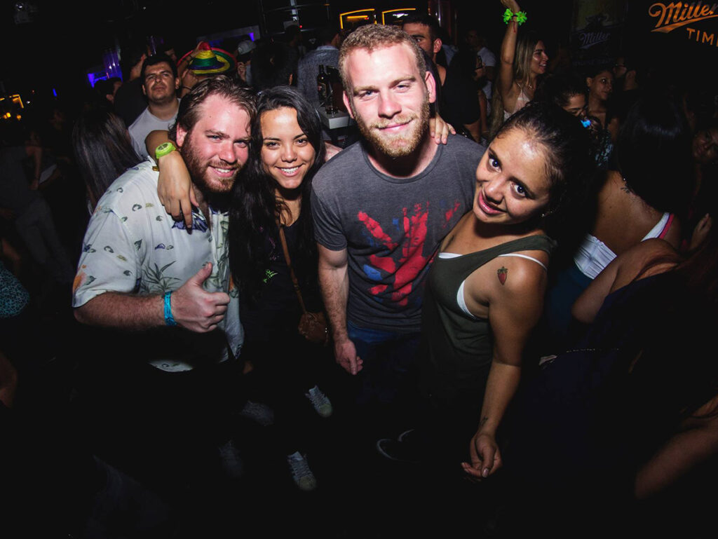 Hombres y mujeres disfrutan del ambiente de fiesta que propone Ankara Lounge en Miraflores, Lima