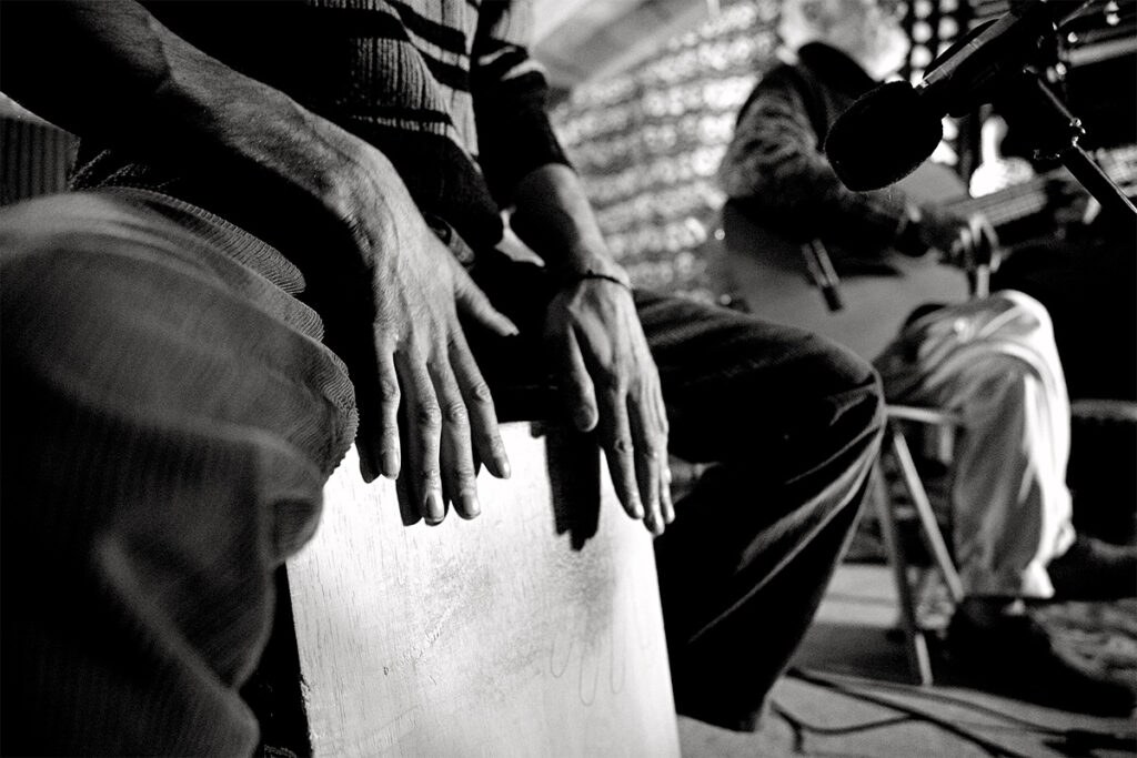 cajonista peruano tocando el cajón en plena función musical