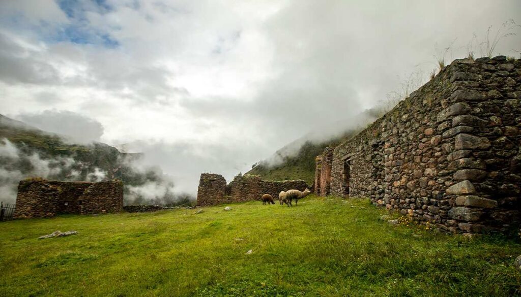 Ruinas de Pumamarca, cerca al pueblo de Ollantaytambo, en el Valle Sagrado de los Incas