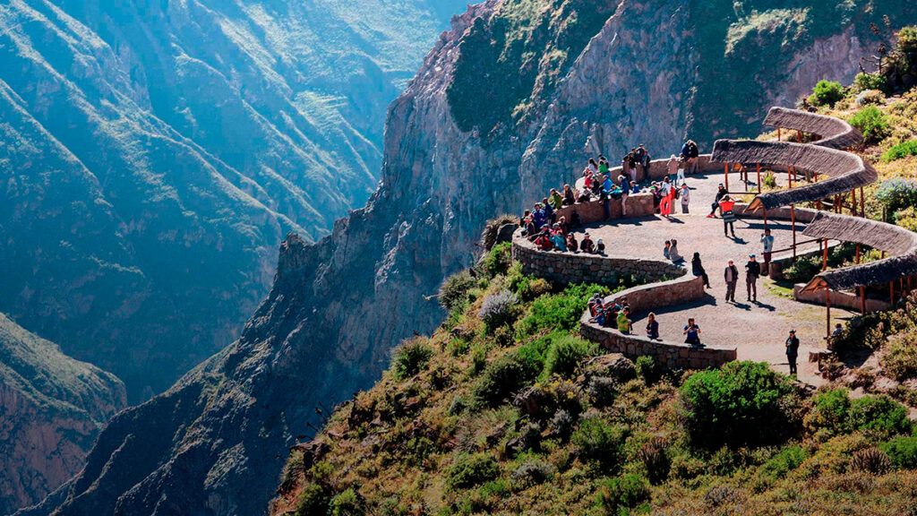 grupo de turistas se preparan para avistar cóndores en el cañón del colca, Arequipa