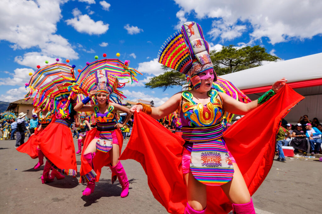 Danzantes en el Carnaval de Cajamarca, Perú: trajes típicos, música y fiesta tradicional en las calles