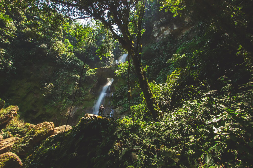 Catarata el Breo, rodeada de vegetación en el parque nacional río abiseo, región de san martín, durante un día soleado. 