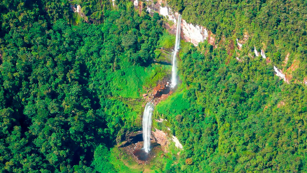 Vista aérea de la catarata de las tres hermanas, en el parque nacional de Otishi, entre las regiones de Cusco y Junín
