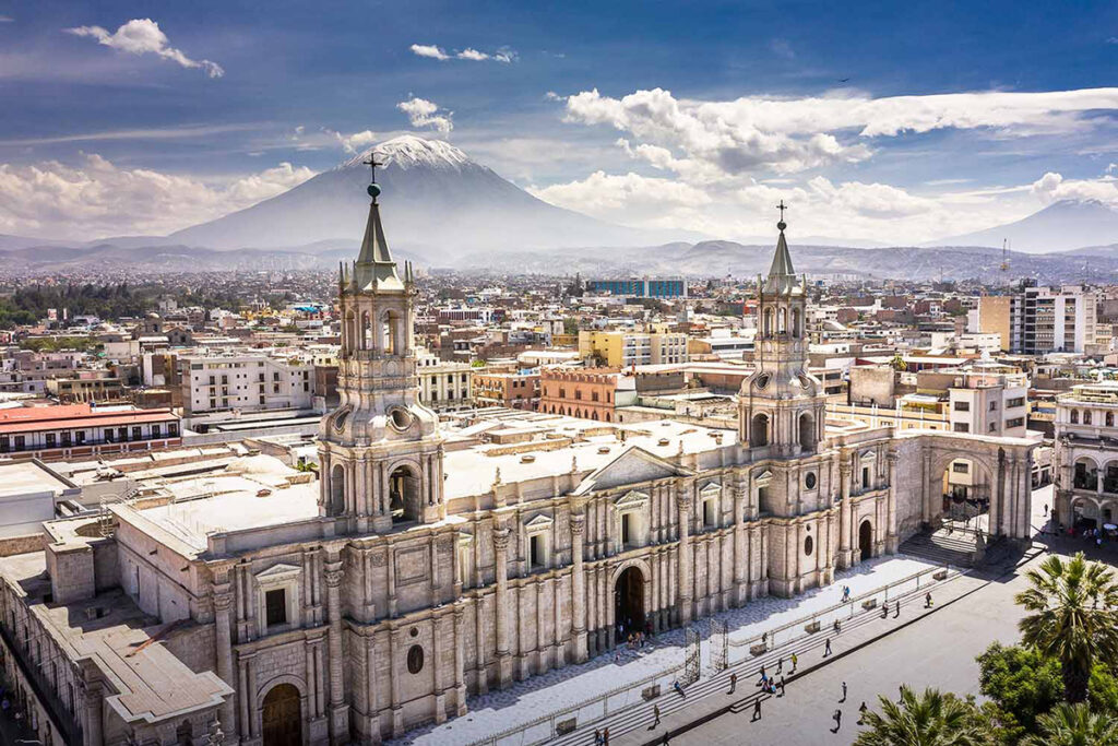 Vista panorámica de la Plaza de Armas de Arequipa con la imponente Catedral y el volcán Misti al fondo.