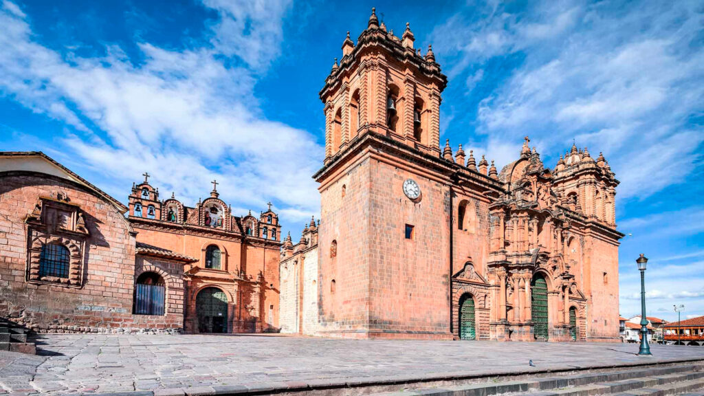 Catedral del Cusco vista desde la Plaza de Armas con un cielo azul despejado